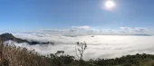 Vista do mirante Oeste, com um mar de nuvens perfeito! No topo da trilha no Pico Jurapê - Julho de 2020